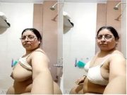 Desi Aunty Showing Boobs