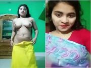 DESI BANGLA GIRL SHOWS HER BOOBS